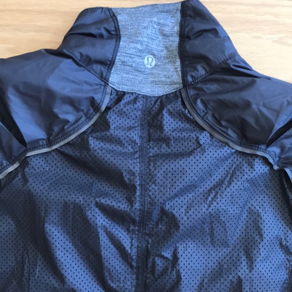 lulu lemon lightweight running jacket - Picture 3 of 4
